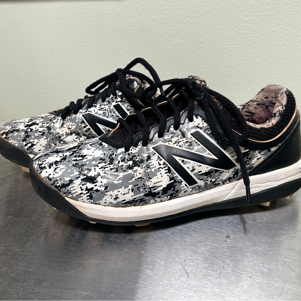 New Balance Sz 5 Youth Baseball Cleats - Black and Gray Camo